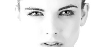 Alza la cabeza Mujer