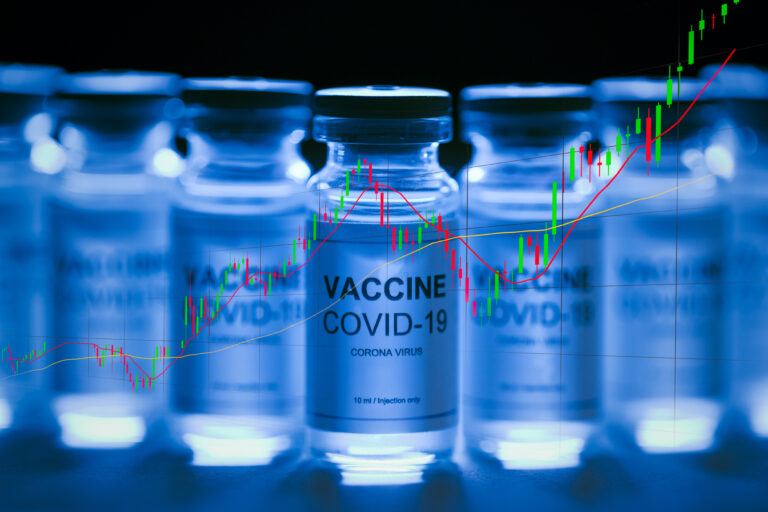 Publicaciones sin fundamento vinculan pruebas de COVID-19 a teoría de conspiración de las vacunas