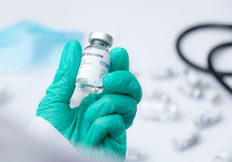 Conservadores promueven video editado de comentarios de la directora de los CDC sobre la efectividad de las vacunas contra COVID-19