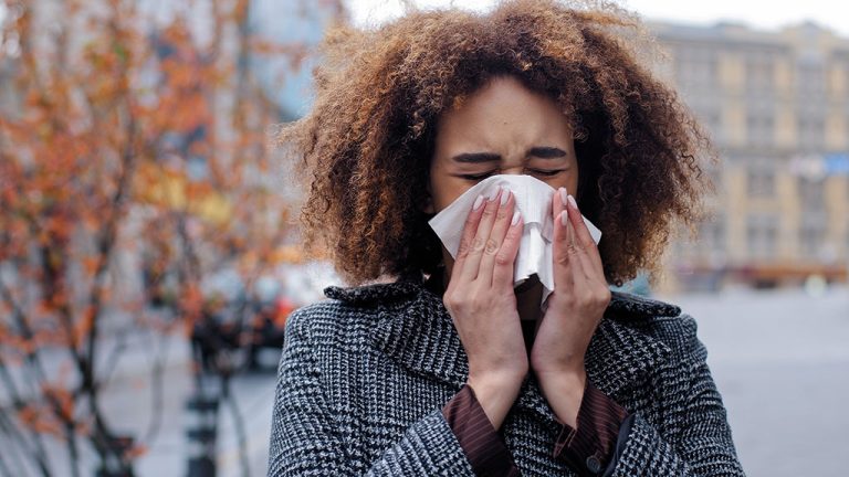 El COVID-19 es bastante más letal que un resfriado, contrariamente a lo que sugiere un video viral
