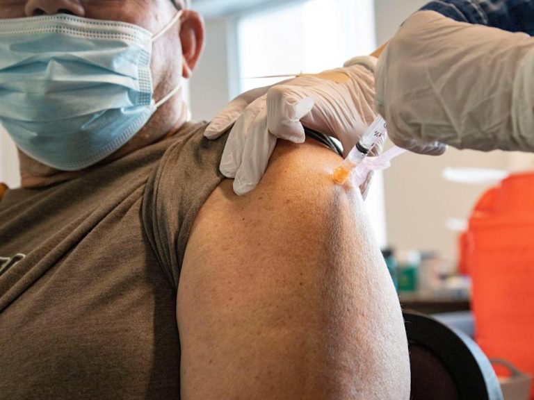 Vacuna de refuerzo contra el COVID-19 mejora la protección, contrario a las afirmaciones sobre el ‘agotamiento inmunitario’