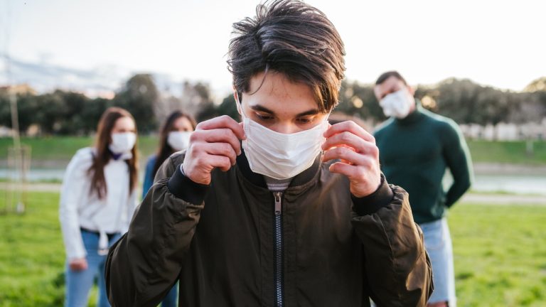 Los beneficios de la vacunación contra el COVID-19 superan los riesgos muy infrecuentes de miocarditis, incluso en varones jóvenes