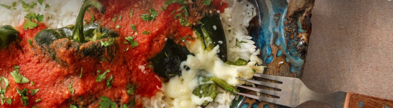 Arroz con Chile Relleno y Salsa Roja