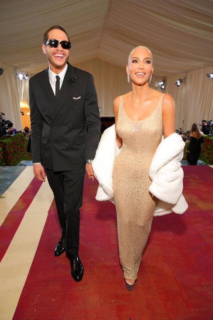 https___hypebeast.com_wp-content_blogs.dir_6_files_2022_05_kim-kardashian-met-gala-marilyn-monroe-dress-pete-davidson-red-carpet-3