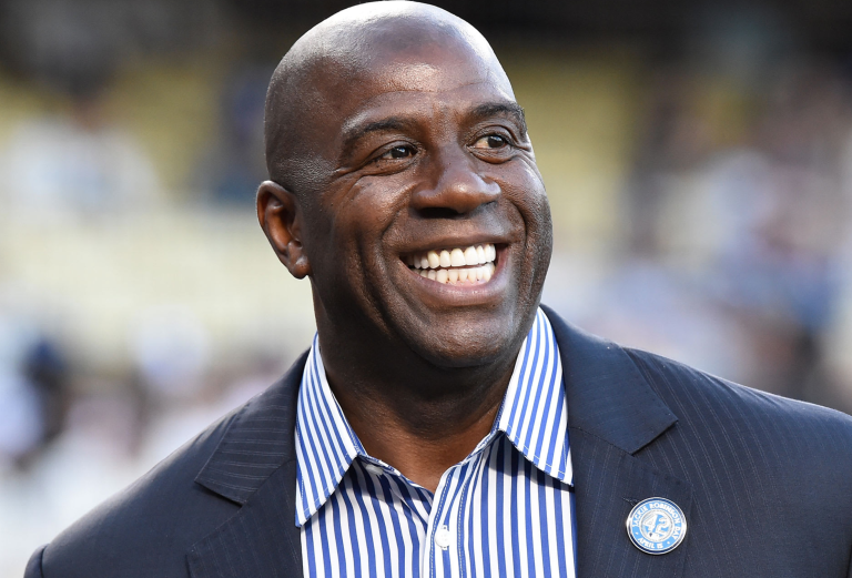 Publicaciones en las redes sociales afirman erróneamente que Magic Johnson donó sangre para personas con COVID-19