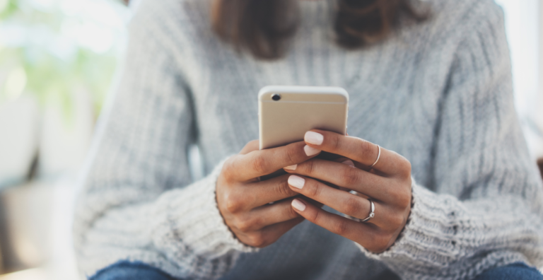 El Fiscal General advierte a los residentes del Valle de Arizona sobre el aumento de las estafas por mensajes de texto