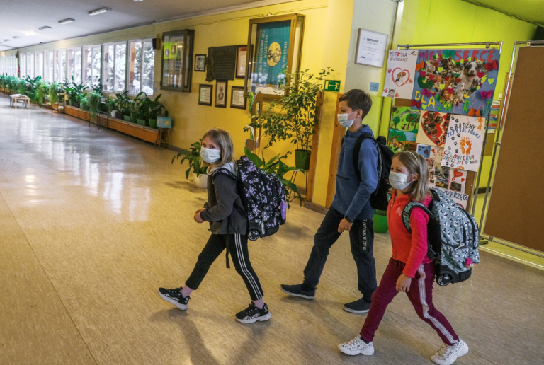 Los estados determinan los requisitos de vacunación escolar, no los CDC