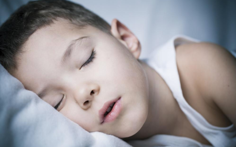 Aumento de virus respiratorio sincitial en niños probablemente causado por ‘brecha inmunitaria’, no por la vacuna contra el COVID-19