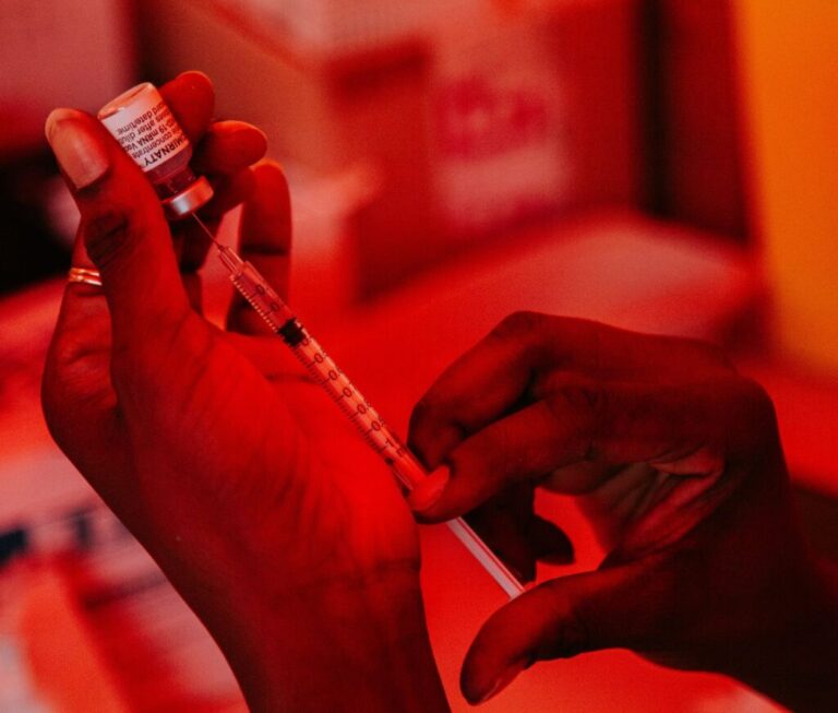 ‘Died Suddenly’ impulsa falsa teoría de despoblación