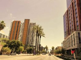 Afectados por altas temperaturas en Phoenix son inmersos en hielo