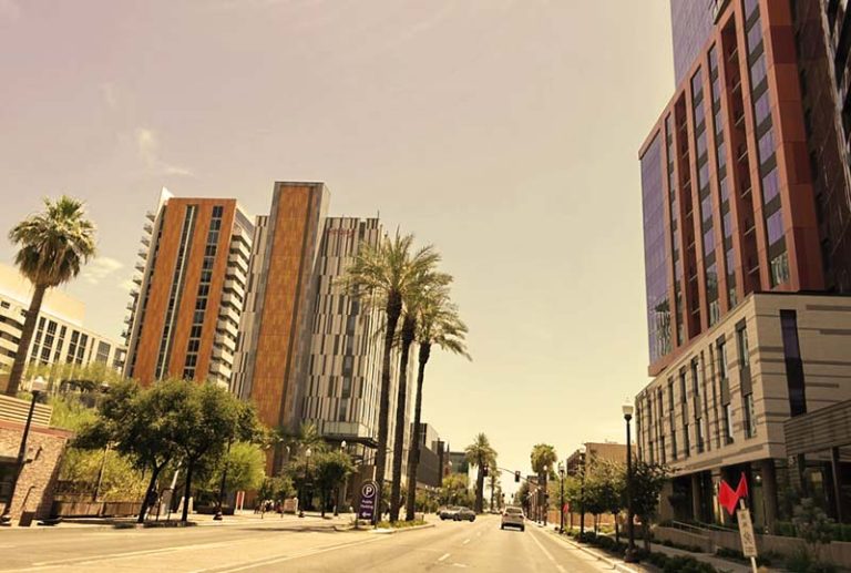 Afectados por altas temperaturas en Phoenix son inmersos en hielo